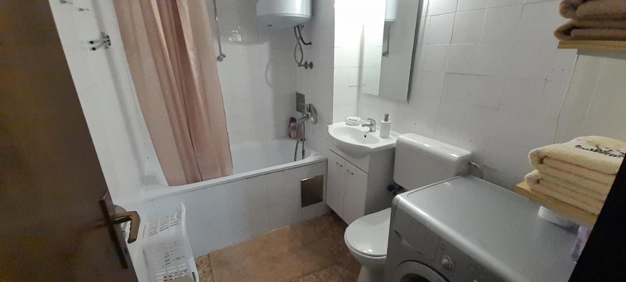 Cozy And Sunny Apartment Near The Airport サラエヴォ エクステリア 写真